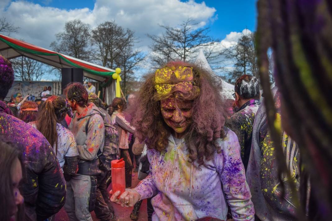 Bu kadar renklere boyanmış festival görmediniz! Baharın gelişini böyle kutladılar 3